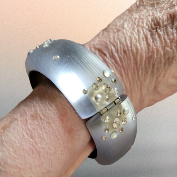 ALEXIS BITTAR | SWAROVSKI CRYSTAL LUMINOUS GRAY MAGNETIC LUCITE BRACELET - Picture 8 of 12